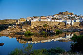 Mertola - Il paese che si specchia nelle acque del fiume Guadiana con ai suoi piedi i resti dell'antico ponte romano. 